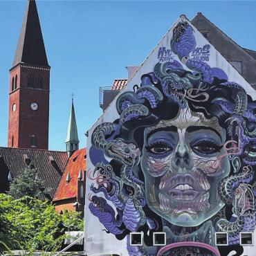 Ferienbilder - Kunst trifft Himmel - Monika Lanthemann aus Wohlen machte am 26. Juni dieses Foto. «Während unserer Dänemark-Reise erkundeten wir Aalborg und entdeckten beim Stadtbummel dieses eindrückliche Street-Art-Bild», schreibt sie dazu.