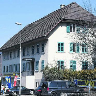 Kein historischer Wert - Das 200-jährige Lüthi-Tschiemer-Haus – es steht nicht unter Schutz – soll dem Neubau weichen. Bilder: pd/dm