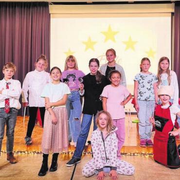 Mit viel Spass am Proben - Die diesjährige Musical-Truppe freut sich auf die Vorstellung heute Abend. Bild: zg
