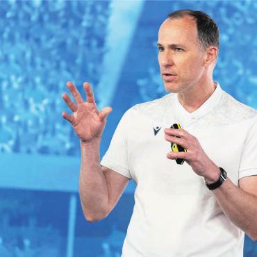 «Vielleicht in den Final, wer weiss» - Der Sarmenstorfer Sascha Amhof (hier bei einem VAR-Medienevent im Jahr 2022) ist absoluter Schiedsrichter-Experte. Bild: Freshfocus