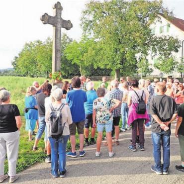 Erinnerungen werden sichtbar - Stumm steht das Wegkreuz da und könnte doch so viel erzählen. Einiges davon bekommen die Teilnehmer am Rundgang zu hören.