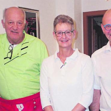 Chrampfer mit Herz - Während Burkhard Eggenberger (links) in Pension geht, haben Denise Adam und Martin Huber bereits eine neue Anstellung gefunden. Bild: Monica Rast