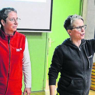 Der Spass kommt nicht zu kurz - Sie sind stolz auf ihren Verein: Präsidentin Eveline Zowalla (links) und Samariterlehrerin Muriel Willborn orientieren über die Details der Regionalübung.