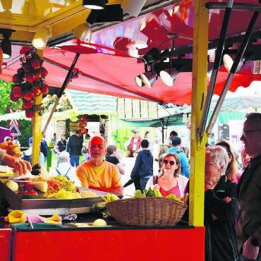 Eine beliebte Tradition - Am Pfingstmarkt gab es unterhaltsam gehobelte Vitamine am Laufmeter. Bilder: Albert Schumacher