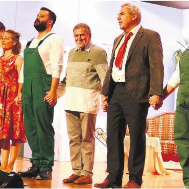 Erfinder, Gemüse und Robotik - Die Theater-Crew bedankt sich beim Publikum, von links: Carmen Zehnder (Souffleuse), Willy Zehnder (Inspizient), Michael Diener, Clio Meier, Regula Wohler, Patrick Grob, Bruno Brunner (Regie), Thomas Räber, Luzia Brun und Ruedi Senn. Bilder: Richard Gähwiler