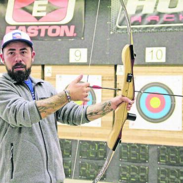 Auszug bis Ende Jahr - Patrizio Hofer vermittelt in seinen Kursen viel Wissen rund um den Bogensport. Nun sucht er einen neuen Standort, damit er die Anlage weiter betreiben kann. Bild: Monica Rast