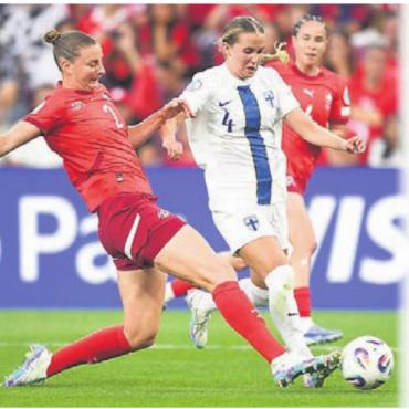 Endspurt - Freiämter Sportler des Jahres - JULIA STIERLI (28)
MURI / SC FREIBURG
FUSSBALL
Nach ihrem Wechsel ins Ausland wird Julia Stierli auch beim SC Freiburg zur unbestrittenen Stammspielerin. In ihrer ersten Saison steht sie bei fast jedem Bundesligaspiel von Anfang an auf dem Platz. An der Heim-Europameisterschaft ist sie Teil des Sommermärchens, steht während der Gruppenphase in jeder Partie in der Startelf und hat so gewichtigen Anteil daran, dass die Schweiz es erstmals in den Viertelfinal schafft.