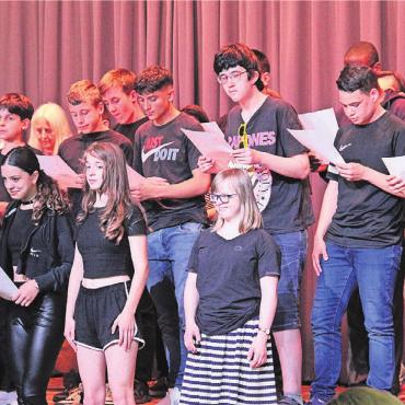 Mit grosser Wertschätzung - Der Chor der Oberstufe eröffnet mit einem Lied die Schulschlussfeier. Bild: Monica Rast