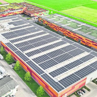 Mit 5400 Solarmodulen - Die Photovoltaikanlage auf dem Dach des Logistikzentrums der Swisspor AG in Boswil. Bild: zg