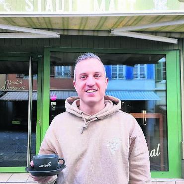«Diese Chance wollte ich packen» - Manuel Staubli vor dem ehemaligen «Städli-Märt». Hier eröffnet er im März eine Bremgarter Gelateria. Bild: Marco Huwyler