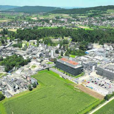 Weiter auf Erfolgskurs - Die Dottikon ES investiert in den kommenden Jahren rund 700 Millionen Franken in den Ausbau ihres Standortes. Bilder: DES