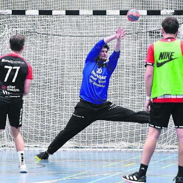 «Wir waren zu brav» - Muri-Goalie Kim Davidson (Mitte) brachte die Freiämter zurück ins Spiel. Bild: tvm