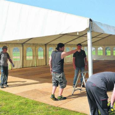 «Da lacht das Veranstalterherz» - Beim Aufbau des Zufikerfäschts helfen neben Vereinsmitglieder auch viele weitere Freiwillige mit. Bild: Roger Wetli