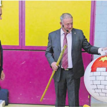 Roger Hausherr verabschiedet - Der abtretende Gemeindeammann Roger Hausherr (rechts) übergab seinem Nachfolger Pascal Vogel einen Lampion mit Eggenwiler Wappen. Bild: Stefan Treier