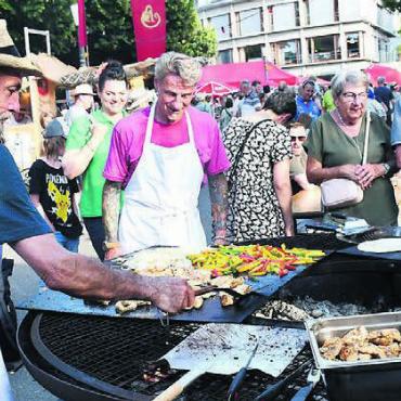 Ein Sommerabend zum Geniessen - Allein der Grill war schon ein Hingucker, und das Grillgut liess den Besuchern das Wasser im Mund zusammenlaufen.