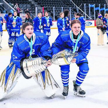 Zwischen Titeln und Hörsaal - Lia Egger (rechts) feiert mit Teamkollegin Yara Keller den Sieg im National Cup. Folgt bald auch der Gewinn der Meisterschaft für die Freiämterin? Bild: Philipp Hegglin / PH Sports