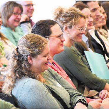 Wertvolle Tipps und ein Wunder - Dreimal am Tag mit dem Kind lachen: Beim Elternbildungstag wurde viel Wissen weitergegeben – auch mit Humor. Bilder: Daniel Marti