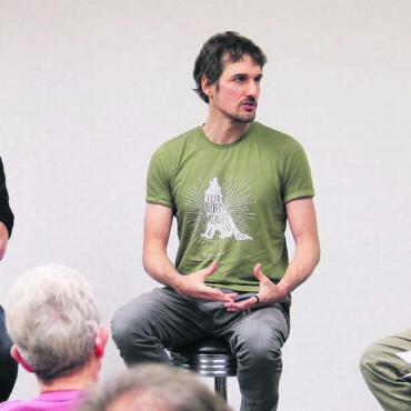 Gehirn braucht saubere Energie - Stehen sich beim Thema Ernährung gegenüber (von links): Philippe Haeberli von «Proviande» und Tobias Sennhauser von «Tiere im Fokus». Mario Roost, Aktion Häggligrüen, leitete das Podiumsgespräch. Bild: Monica Rast