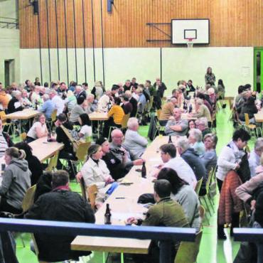 Rundum zufrieden - Die Mehrzweckhalle war auch bei der 6. Ausgabe des Sarmi-Jasses voll besetzt. Bilder: pf