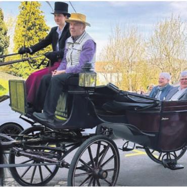 Aussergewöhnliche Treue - Ursula und Walter Döbeli durften den Weg von der Kirche zum Apéro in der Kutsche zurücklegen. Bild: zg