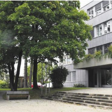 «Langfristige Wirkung ist unsicher» - Auf der linken Seite des Gemeindehauses soll laut Gemeinderat ein Occasions-Modulbau entstehen: Für die SVP sind viele Fragen noch nicht geklärt. Bild: Daniel Marti