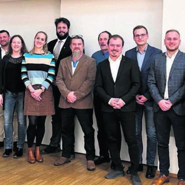Fünf Bisherige treten wieder an - Die Nominierten für die Grossratswahlen (v. l.): Christoph Hagenbuch (bisher), René Bodmer (bisher), Roland Vogt (bisher), Mario Gratwohl (bisher), David Allenspach, Daniela Kramer, Stefanie Köpfli, Claudio Müller, Daniel Burch, Walter Stierli (bisher), Joel Stutz, Yves Blülle, Benjamin Blülle, Svenja Schmid, Mario Alini (es fehlt Yanik Nyffeler). Bild: zg