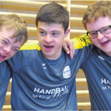 «Das war Lebensfreude pur» - Die drei Handballfreunde Simon, Silvan, Silas (von links) freuen sich über den Sieg am Heimturnier. Bilder: Stefan Sprenger / Werner Nussbaum