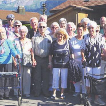 Gemütlich unterwegs - Die Seniorinnen und Senioren genossen den Ausflug ins Berner Oberland. Bild: zg