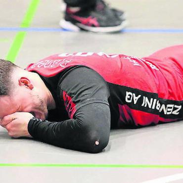 Eine heftige Bruchlandung - Ein Bild, sinnbildlich für das ganze Spiel. Flavio Galliker liegt am Boden. Der Auftritt gegen Flawil war zum Wegschauen. Bilder: Jan Gelpke