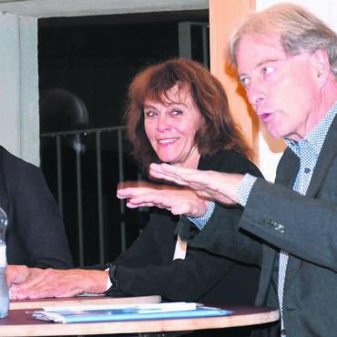 «Draussen tobt die Dunkelziffer» - Ein spannender und interessanter Abend: Josef Sachs (links) und Hans Melliger gaben Einblicke in die Themen «Vandalismus und Gewalt». Edith Weber von der Volksschule Region Wohlen moderierte das informative Gespräch.