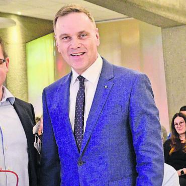 Aktiv in die Zukunft gehen - Regierungsrätlicher Besuch am Spital Muri: CEO Daniel Strub (links) durfte Gesundheitsdirektor Jean-Pierre Gallati willkommen heissen. Bild: tst