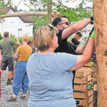 Bereit für den Schulstart - Endspurt beim Spielplatz: Die Lehrkräfte bauen gemeinsam einen Naturturm. Bild: dm