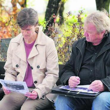 Zwischen Leben und Tod - «Operation Silence – Die Affäre Flükiger»: Regisseur Werner Schweizer (hier mit Hauptdarstellerin Sonja Riesen) wird im Kino Mansarde für einen Talk gastieren. Bild: zg