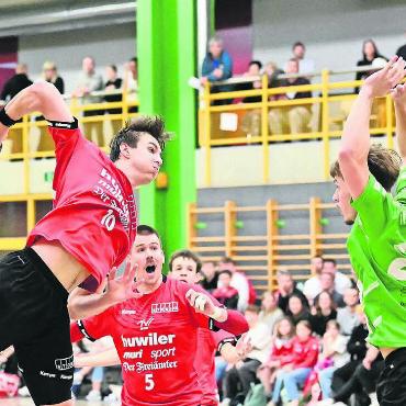 «Team muss sich ins Zeug legen» - Luiz Egger (links) beim Abschluss. Jan Heusi (Mitte) schaut staunend zu. Bild: tvm