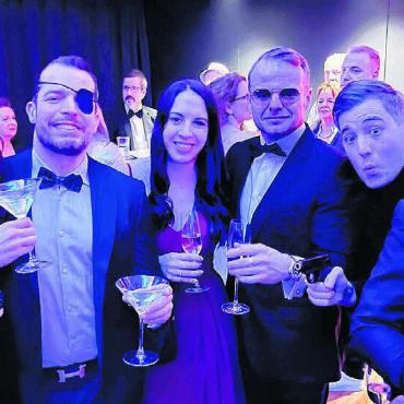 Ein festliches Unikat - Bond-Girls und Bösewichte trafen sich im Chappelehof. Ganz rechts: Philipp Ritter, alias Bösewicht Blofeld, mit seiner Perserkatze.
