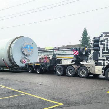 Riesentrommel geht auf Reisen - Die erste der beiden Trommeln ist schon verladen, insgesamt ist das Fahrzeug 37 Meter lang.