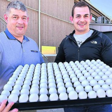 Die gefragten Eier - Sie sind Experten, wenn es um das Ei geht: Magnus (links) und Andreas Döbeli vor der Animalco AG in Schongau. Bild: Stefan Sprenger