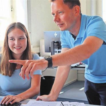 Professioneller und effizienter - Gemeindeschreiber und Verwaltungsleiter Othmar Zihlmann legt grossen Wert auf einen guten Austausch. So auch bei der Instruktion der neuen lernenden Kauffrau Elin Reusser. Bild: vaw