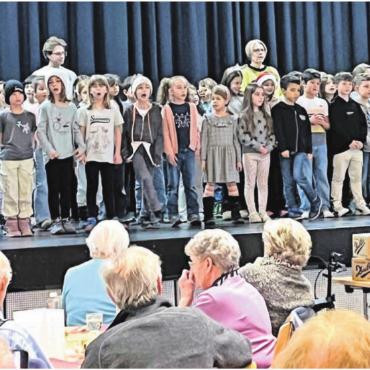 Musikalisch gewürzter Mittagstisch - Aus vollen Kehlen schöne Weihnachtslieder: Der Auftritt der Kinder freute die Gäste des Mittagstisches. Bild: wam
