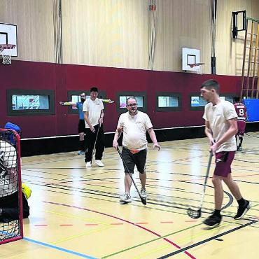 Mit Emotionen und viel Herz - Die Spiele wurden mit viel Einsatz geführt: In dieser Szene kullert der Ball zwischen den Schonern hindurch ins Netz. Bilder: Walter Minder