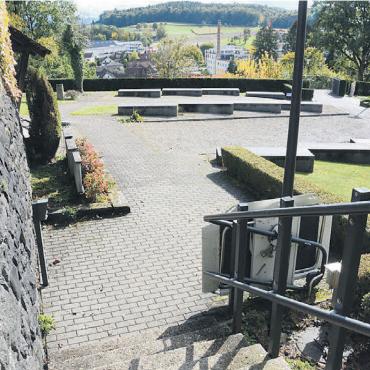 «Gmeind» benötigt Sitzfleisch - Ausser Betrieb: Der Treppenlift auf dem Friedhof ist defekt und kann nicht repariert werden. Der Ersatz sollte bis Ende November da sein.