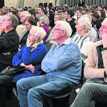 «Nimm mich bitte mit» - Aufmerksames Publikum in der vollbesetzten Kanti-Aula.