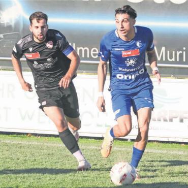 Immer wieder das Gleiche - Noel Romano (rechts) zieht an einem Thun-Spieler vorbei. Die Wohler kamen oft in den Strafraum des Gegners. Viel Zählbares haben sie dabei nicht herausgeholt. Bild: Josip Lasic