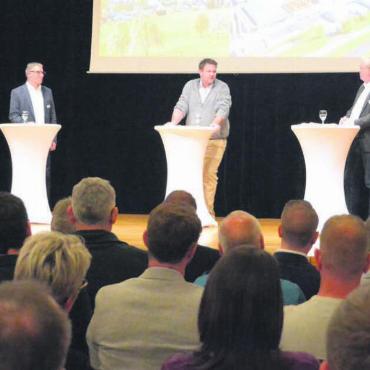 Einmal im Leben trifft es jeden - Obwohl die Gefahren bekannt sind, gibt es hinsichtlich Cyberkriminalität noch viel Aufklärungsbedarf. Dieses schuf Cyberexperte René Bodmer durch eine interessante Gesprächsrunde mit Moderator Fabian Hägler, Samuel Peer, Bruno Gretener und Roland Kühne. Bild: Celeste Blanc