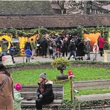Der kleine, feine Adventsmarkt - Besondere Ambiance im Anwesen des Schweizer Strohmuseums: Auch am späten Nachmittag freuten sich viele Besucher über das stimmungsvolle Ambiente. Bilder: Walter Minder