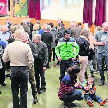 Mit Einigkeit in die Zukunft - Der Neujahrsapéro ist in Niederwil beliebt und gut besucht. Bilder: mo