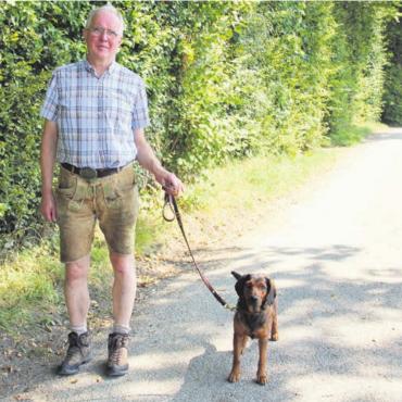 Im Einsatz für den Tierschutz - Stolz auf seine fast perfekte Suche: Norbert Nesseler und seine Alpländische Dachsbracke Lilly vom Spatzberg.