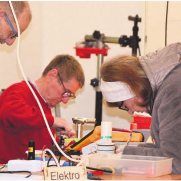 Für Nachhaltigkeit im Städtli - Auf dem Mutschellen eine Erfolgsgeschichte: Das Repair Café in Widen, bei dem sich Freiwillige Reparaturen aller Art widmen. Bild: sab
