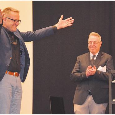 Ganz oft Danke gesagt - Minutenlange Standing Ovations für den abtretenden Gemeindeammann Arsène Perroud. Er hat die vergangenen 24 Jahre enorm viel geleistet für seine Gemeinde.