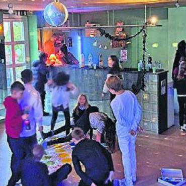 Spielen und tanzen - Gute Stimmung, 64 Jugendliche der 5. und 6. Klasse feierten im Muri13. Bild: zg